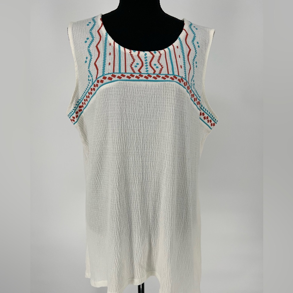 JASON MAXWELL SLEEVELESS TOP IN WHITE WITH BLUE AND ORANGE APPLIQUÉ
